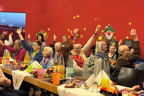 Seniorinnen und Senioren feiern große Karnevalsfeier mit vielseitigem Programm